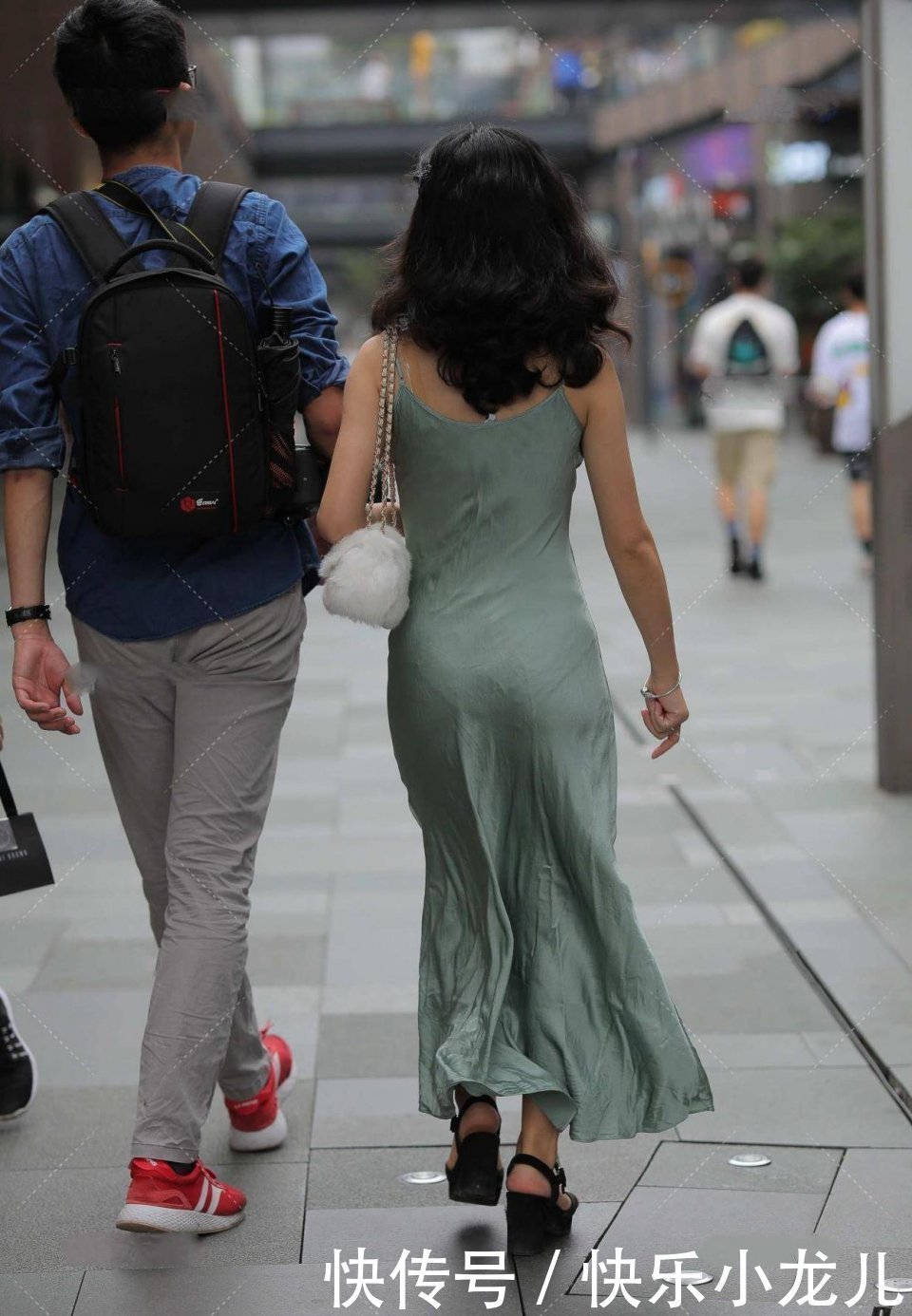 tips|非常自信的微胖姑娘，好想开车送她回家，晚上一个人逛街注意安全