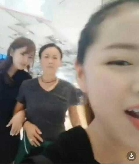 那英带女儿在伦敦买奢侈品，被指嗓门大态度凶，女儿家教严格乖巧安静