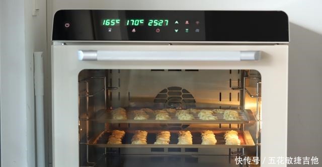 不仅食材要好,还要讲究黄油打发的技巧,才可以做出好吃的曲奇来!