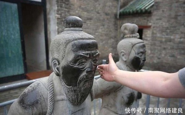 岳飞|岳飞墓前本来跪着5个人,现在却变成了4个?为什么?