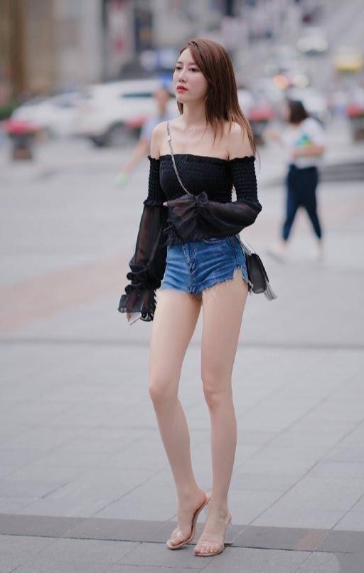 美女街拍:身材高挑的小姐姐,休闲穿搭黑色抹胸T恤,尽显时尚又迷人