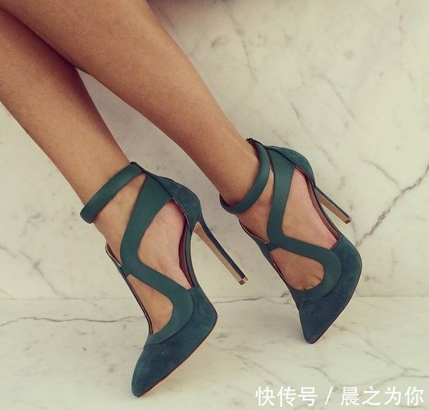 线条 搭配一双靓丽的高跟鞋,延长女人腿部线条,魅力十足!