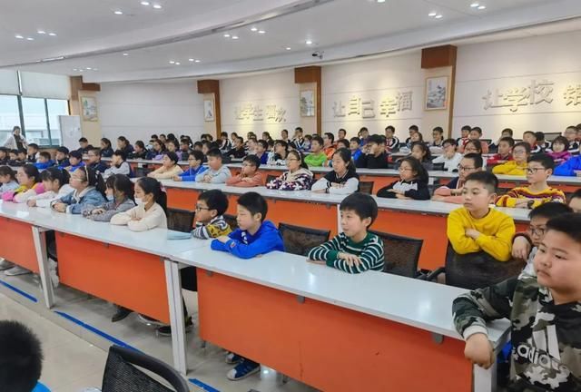 南通市海门实验学校附属小学举行“问学大讲坛”红色阅读演讲专场