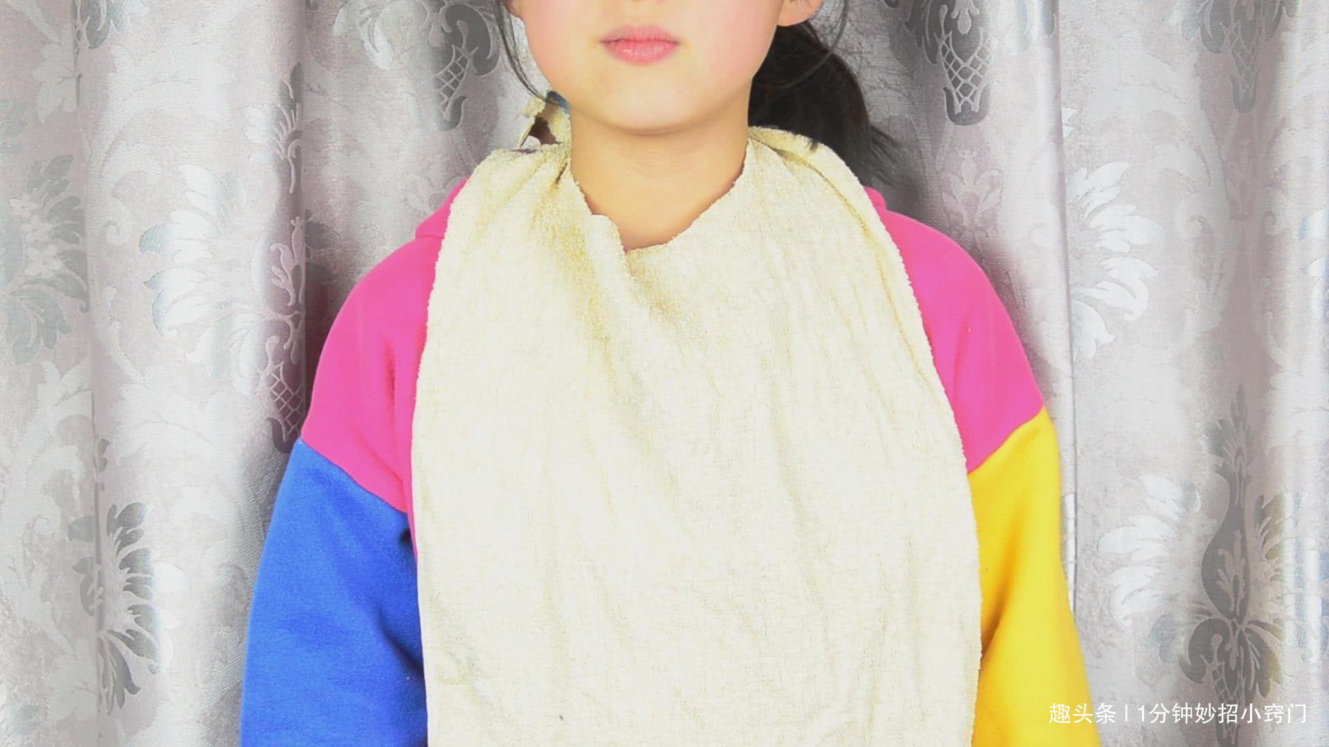 毛巾中间剪个洞，再也不用每天都洗衣服了，值得宝妈们学起来