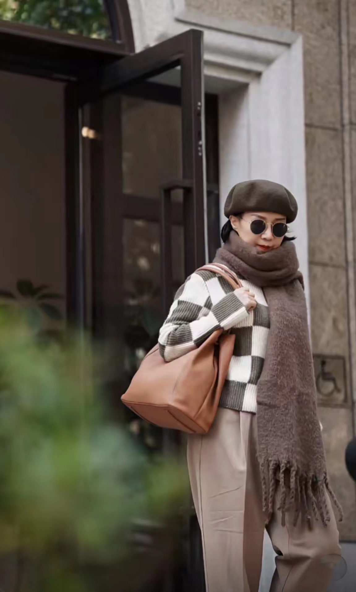 气质|这位50岁妈妈真时髦,靠穿搭打造高级气质,照穿优雅大气