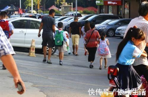 委屈|父亲穿“脏工服”开家长会,孩子一脸委屈:就不能回去换身衣裳?