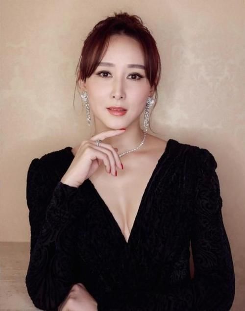 膨胀感|女人过了40岁,尽量避开这3种发型,尤其是第二种,显老又土气