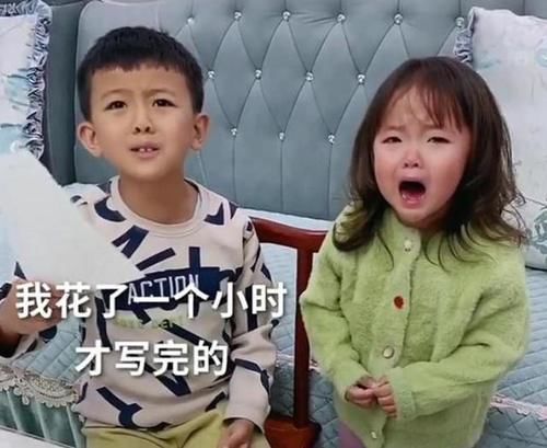 妹妹|“超粘人哥哥”走红,写作业将妹妹放书桌旮旯,妹妹乖巧似洋娃娃