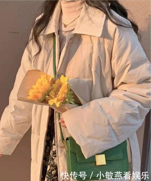 羽绒服+骑士靴,羽绒服+碎花裙,冬天这么穿又美又飒