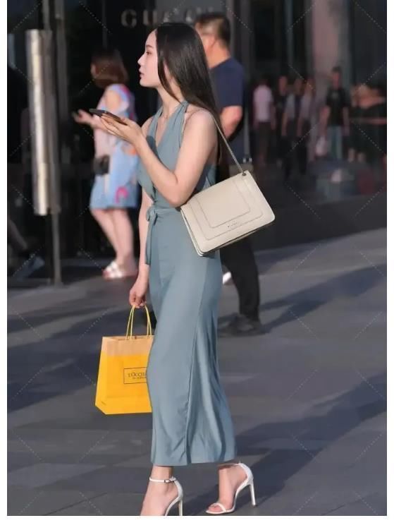 颜色 雾霾蓝色挂脖长裙搭配浅色高跟鞋，搭配有层次感显得很时髦