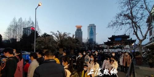 牛年|全都是人 上海市民挤爆豫园牛年灯会 不能出城都憋疯了