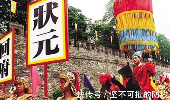 上联$富人炫富在家中悬挂一幅对联,穷秀才改了一笔,意思完全相反!