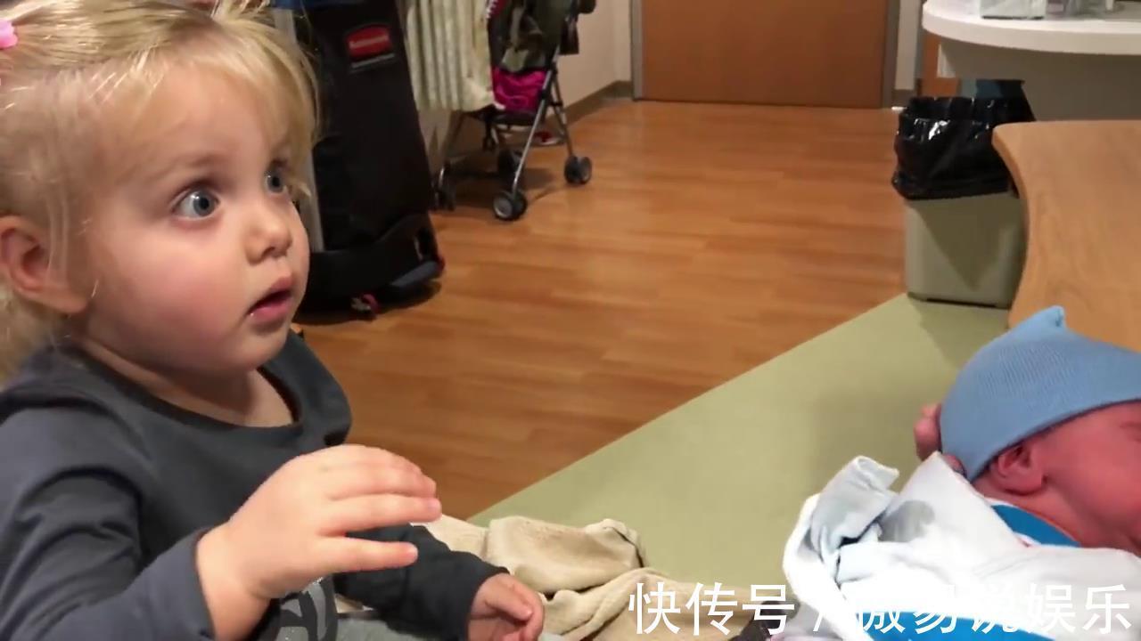 小宝宝|姐姐被妹妹突然的哭声吓到,下意识将妹妹扔掉,还好有惊无险