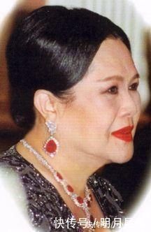 苏提达王后@泰国太后年轻时靠粉宝石撑场面如今瘫痪多年,脸庞怎么变这么黑