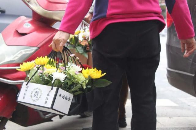 清明雨上，折菊寄相思