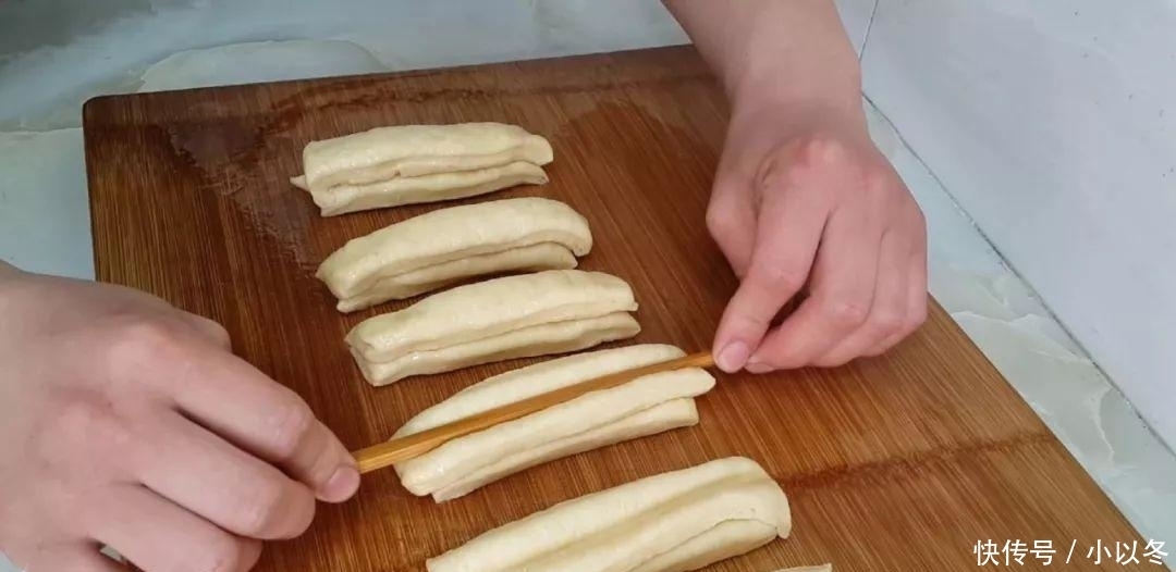 鸡蛋|1个鸡蛋,1袋牛奶,不用一滴水,在家自制小油条,比小麻花还好吃