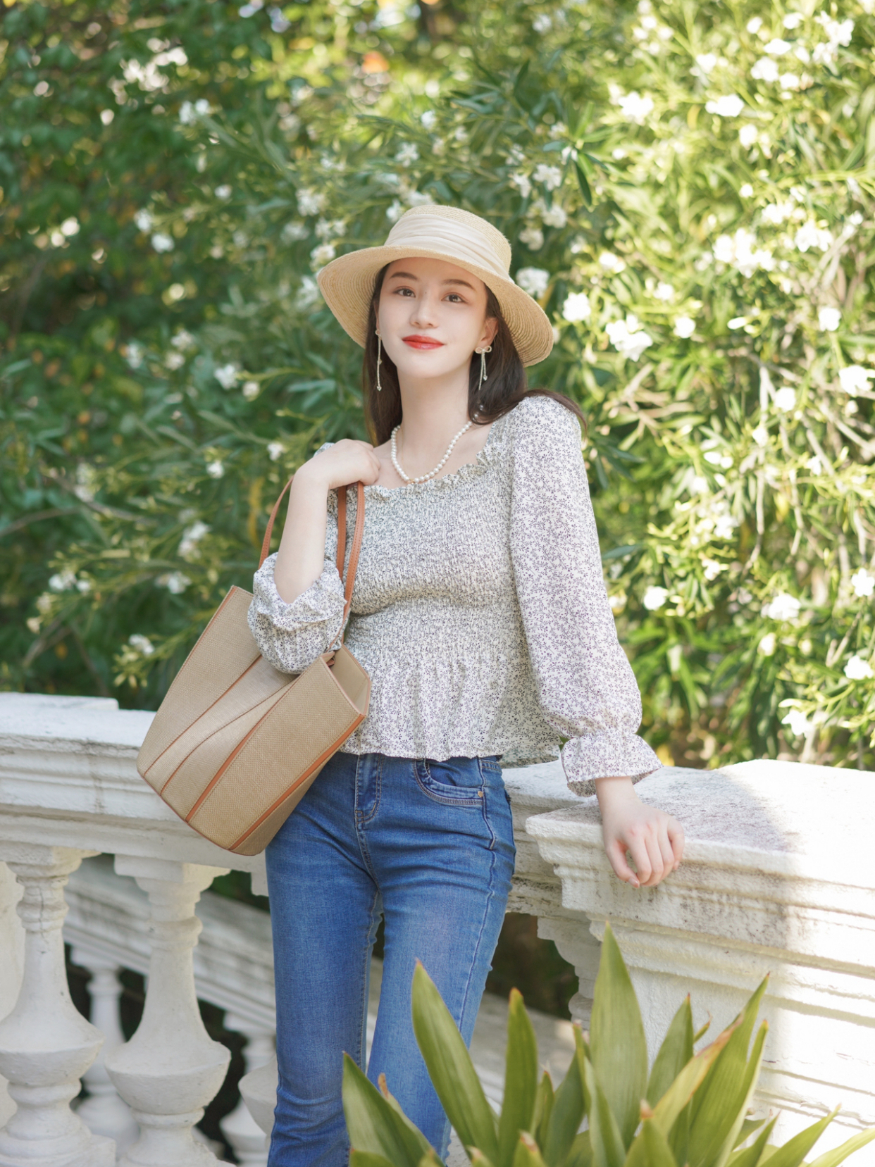 搭配|女神博主的夏季穿搭技巧,碎花上衣搭配牛仔裤高级洋气,显高显瘦