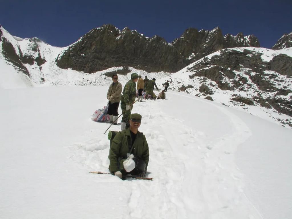 追豹|雪山追豹！不畏雪崩、悬崖峭壁，他们拍到了“最美猫科动物”