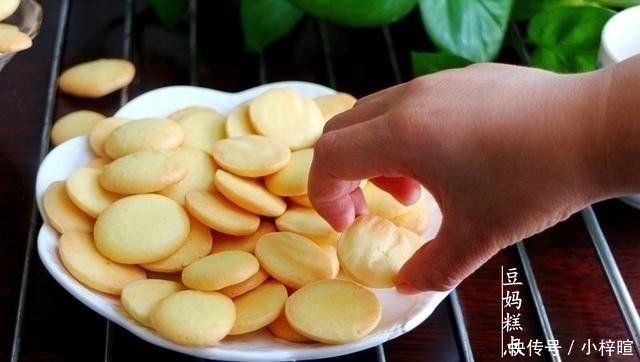 蛋黄小饼干|不用一滴油,教你做鸡蛋小饼干,只需3种食材,口口香又酥