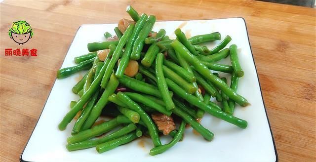 豆角有人焯水，有人直接炒，难怪不好吃，看饭店大厨师是怎么做的