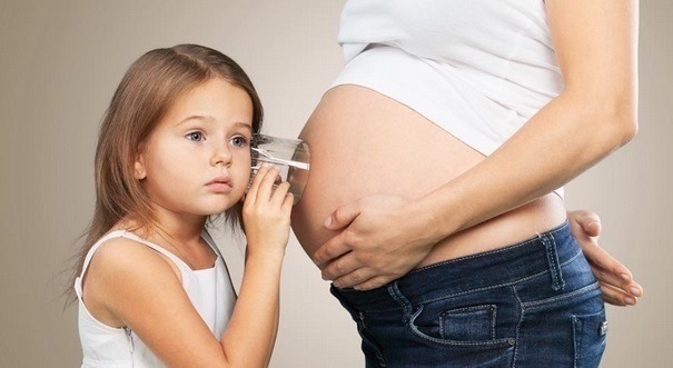 哥哥|妹妹睡午觉把被子踢了,哥哥怕妹妹冷裹成“粽子”,网友:萌化了