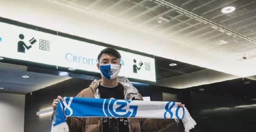 北京国安|“小伙子,你帮我把行李搁上去!”中国国脚出国,机场遇东北大妈