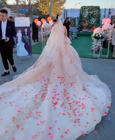 农村 “最洋气新娘”火了,穿无痕暗纹婚纱太亮眼,网友:羡慕新郎