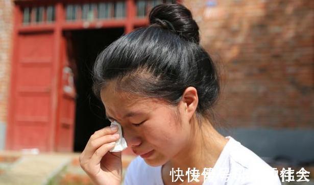 重男轻女|“啃女”在二胎家庭中蔓延,比重男轻女更扎心,父母却视而不见