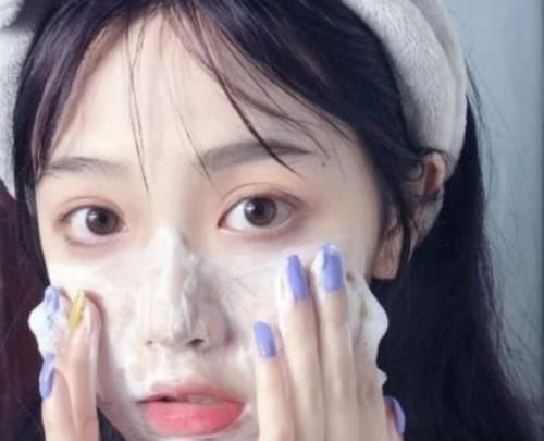 脸上|青春期的女生脸上总是油,日常坚持这3件小事,从此做一个清爽的妹子