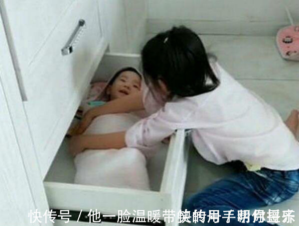 弟弟妹妹|哥哥写作业被干扰,无奈将捣乱妹妹“封印”在书桌上,网友:无情