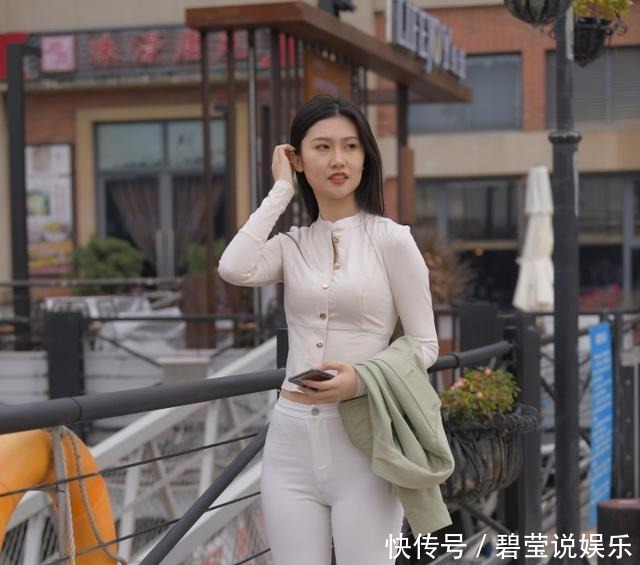 白色休闲裤简洁素雅,选择修身的款式,助你轻松演绎时尚靓丽美