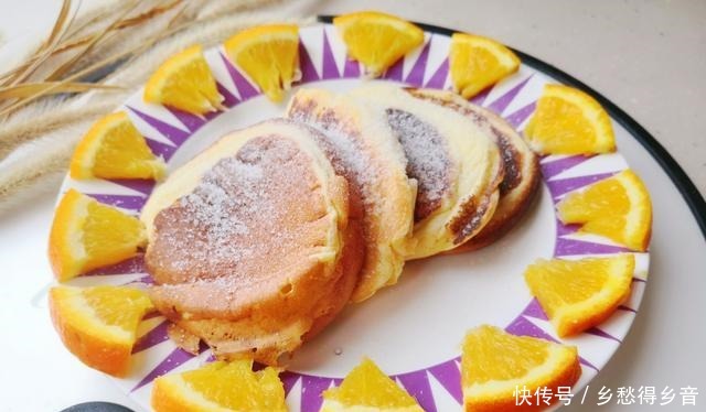 一口平底锅就能搞定的蛋糕，松软细腻不上火，搭配水果和蔬菜真赞