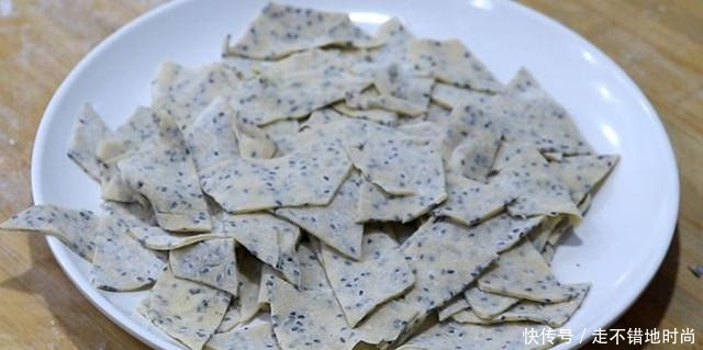 面点师偷偷告诉你,炸麻叶香酥焦脆的秘诀,原来技巧在和面上