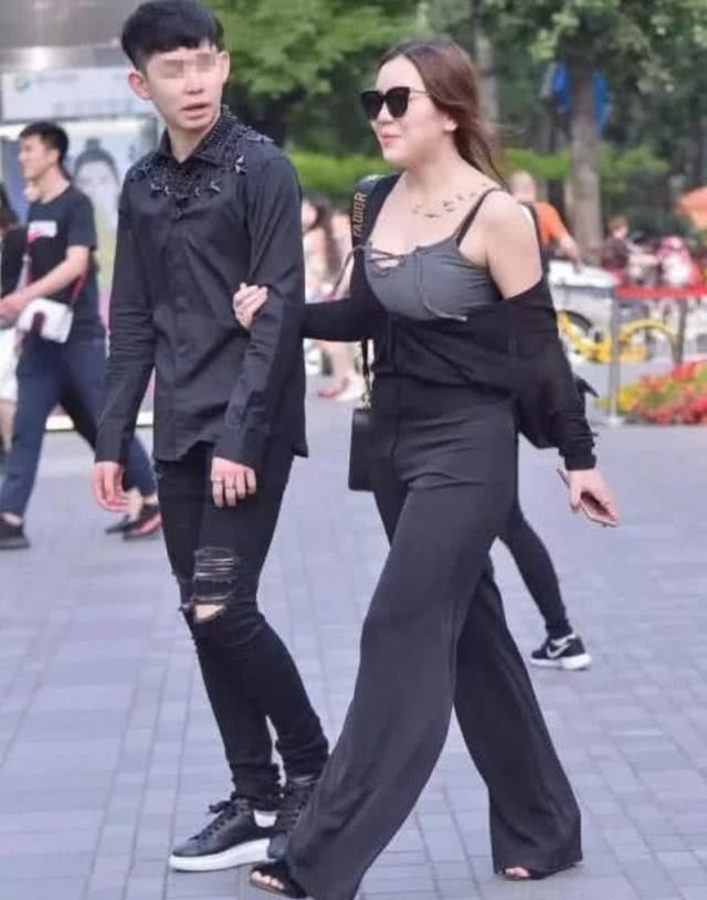 街拍美女白色紧身小背心,落落大方,尽显性感好身材