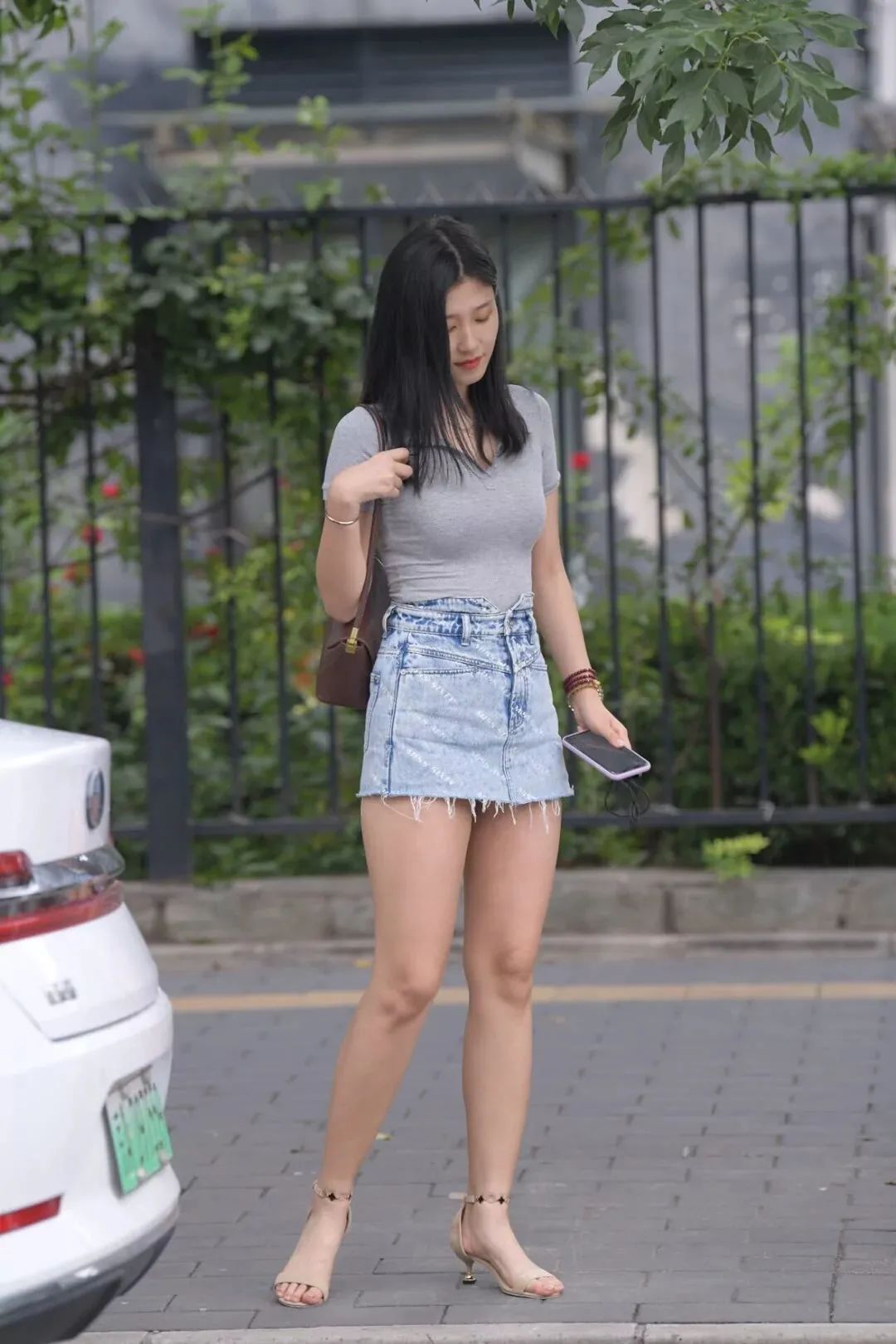 绒裤 牛仔裙高跟鞋,搭配灰色T恤,时尚减龄