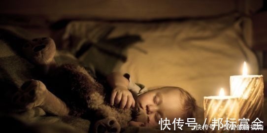 西一|宝宝睡觉不老实,妈妈以为“闹觉”不耐烦,殊不知宝宝发出“帮帮我”的信号!