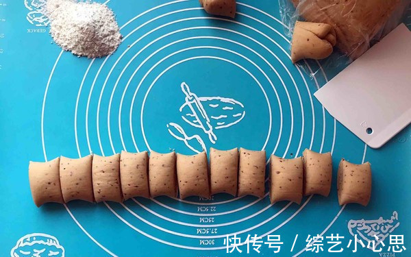 红糖馒头这样做，配方比例看下面，馒头香软蓬松，比买的好吃多了