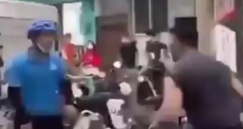 肌肉|健身教练攻击外卖小哥反被锤，还不讲武德抄家伙，网友：健身白练