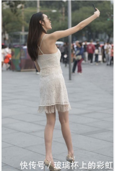 连衣裙|白色吊带连衣裙搭配银色高跟鞋,清纯可爱,公主范十足