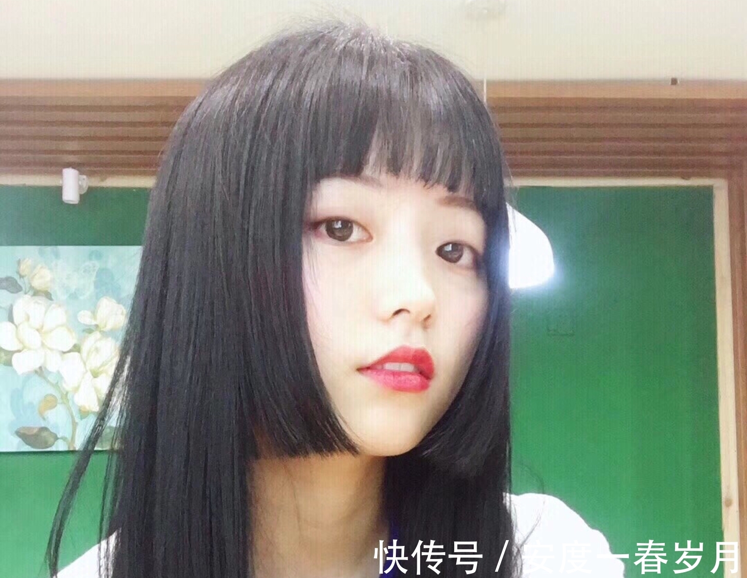 发型 圆脸女孩拒绝齐刘海,大波浪也很显胖,这几款发型显瘦又洋气!