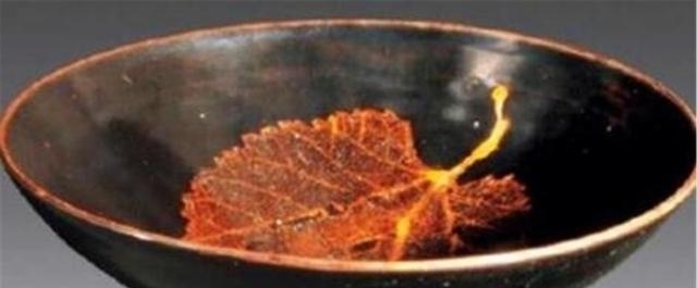 赝品#男子带“破碗”去鉴宝,遭观众嘲笑,专家倒进一杯水后都不笑了