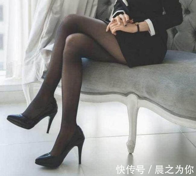 大长腿 清爽迷人的尖头细跟高跟鞋配上丝袜,凸显漂亮的姿态!