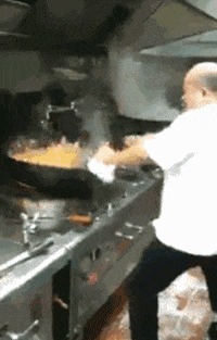 |搞笑GIF：你这真是太忙了，还要拎东西还要打电话还要抓着孩子！