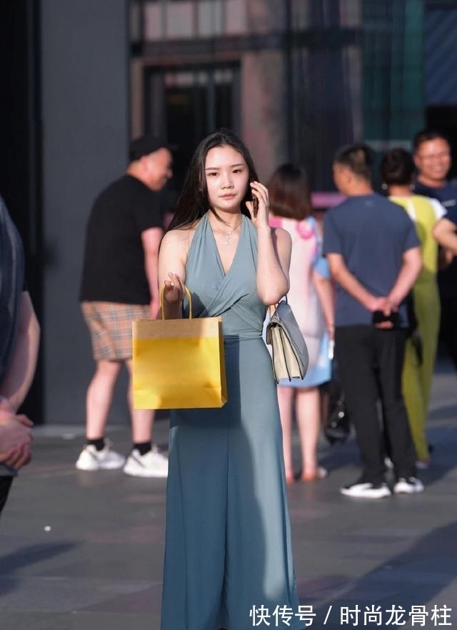 清新|V领浅绿色挂脖裙,搭配蝴蝶结设计,清新可人