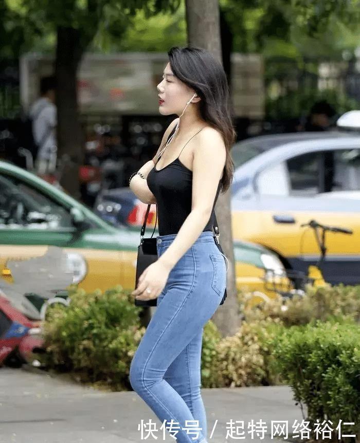 小巧|街拍美女穿着牛仔裤紧致百搭,吊带上衣更是小巧迷人