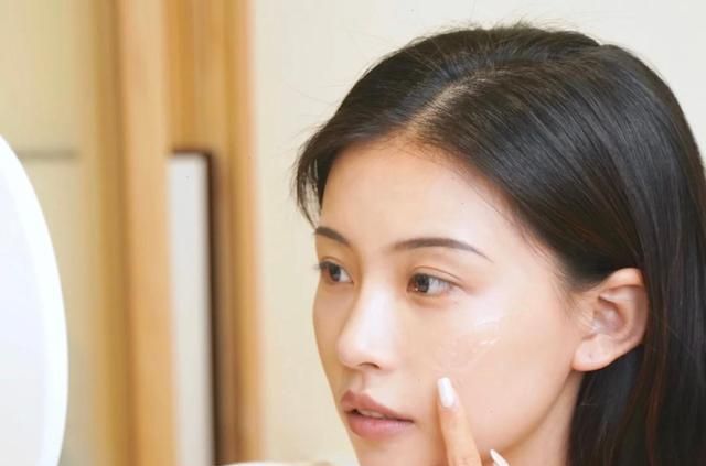 精华液|护肤品是该“拍”还是“涂”?用错这么多年,难怪效果不明显!
