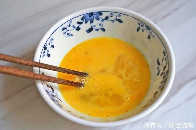 尖椒炒鸡蛋第1步放油就错了，难怪不嫩不香，看大厨教你正确做法