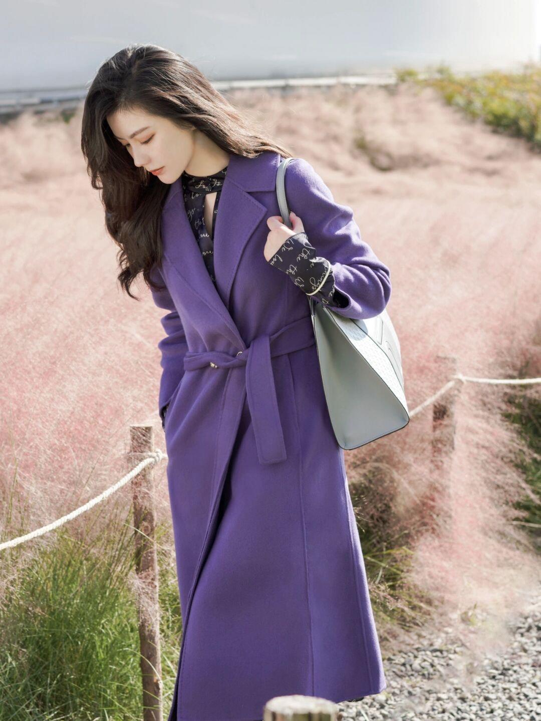 紫色大衣外套 秋冬怎样搭配出知性优雅的气质,碎花裙+紫色大衣外套,时髦又不失女人味!