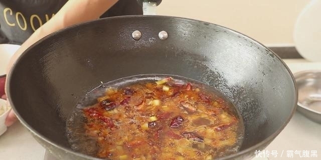 入少许|麻辣鸭血怎样做才好吃?学会这一招,鲜香滑嫩不破碎,麻辣鲜香