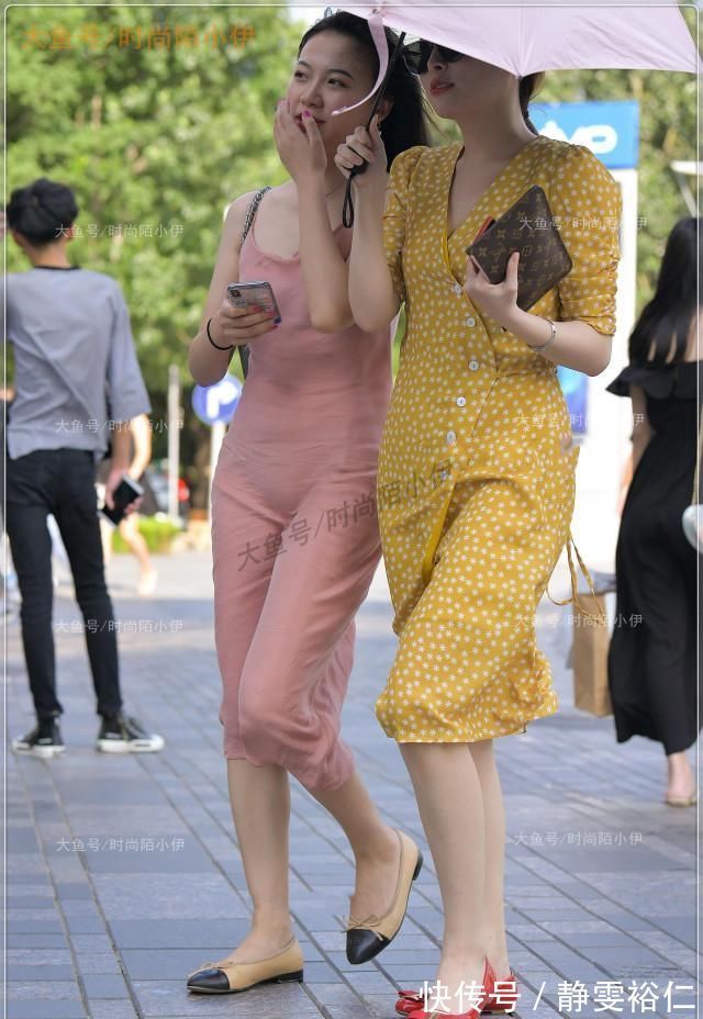 吊带裙|粉色吊带裙VS黄色斑点裙,一个优雅浪漫,一个青春活泼